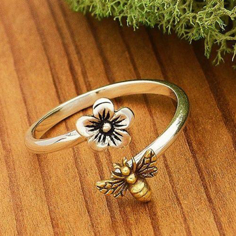 Ring mit Blumen- und Bienenmuster